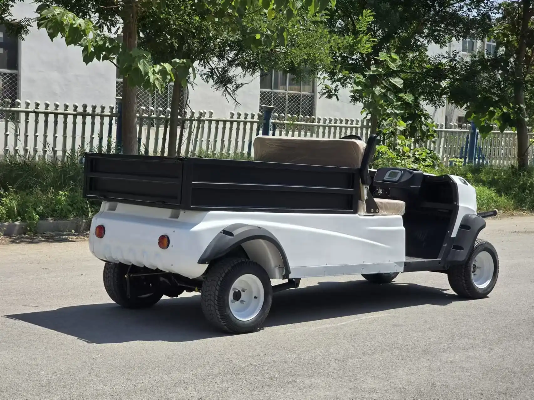 How Do 4Wheel Drive Golf Carts Outperform Regular Golf Carts on Tough Terrain?